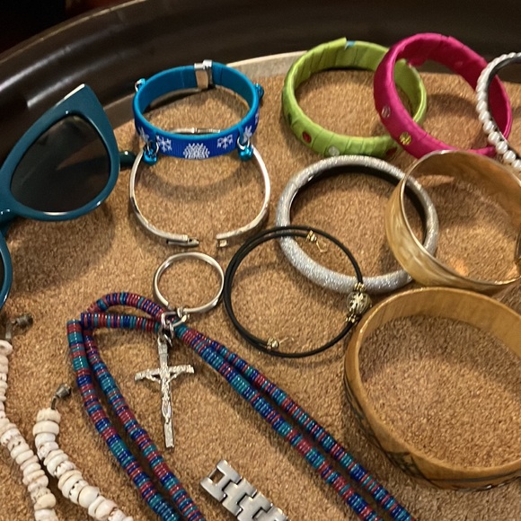 Big 61 piece lot of ladies/girls assorted estate sale jewelry, necklaces, watch+ - Picture 5 of 16